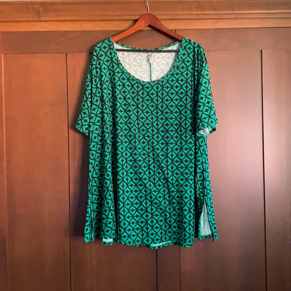 Kelley green and black geometric top